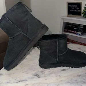 Ugg Women’s classic mini black size W8